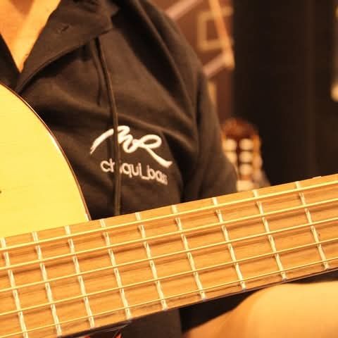Crea tu propia guitarra con un luthier legendario | 1 persona + acompañante